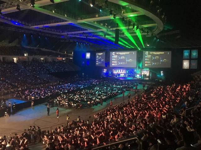 更衣室的独 更衣室的独