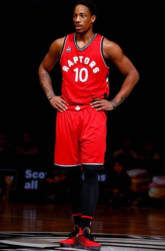 他用手推开 他用手推开