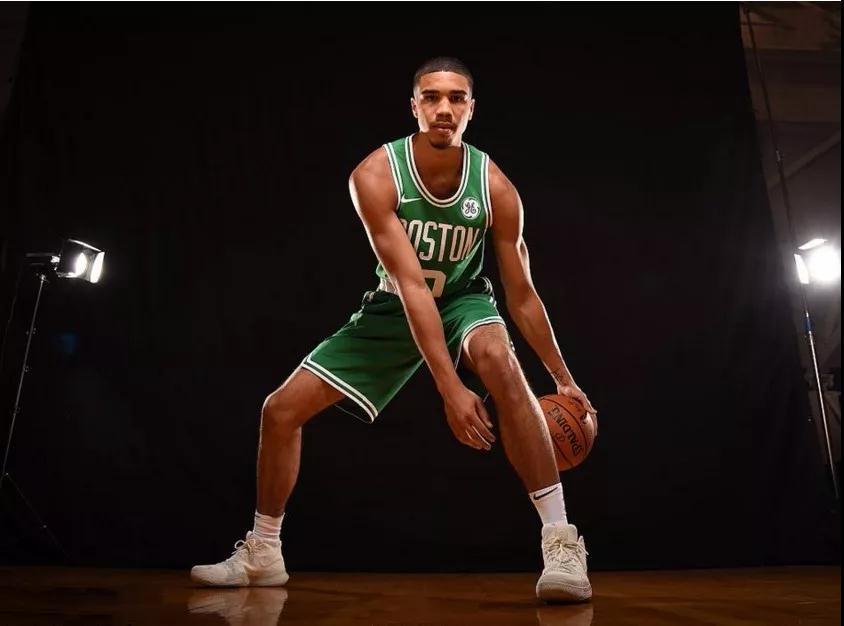 的表现都更 的表现都更